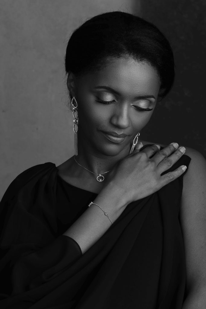 Soulful portrait in black & white. Portrait captured by photographer Alena Massen in Luxembourg.