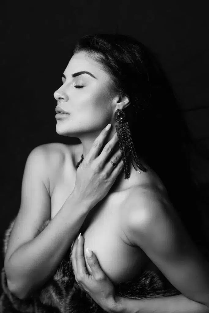 Artistic black and white intimate portrait of a woman in elegant profile pose with statement earrings, Massen Photography Luxembourg