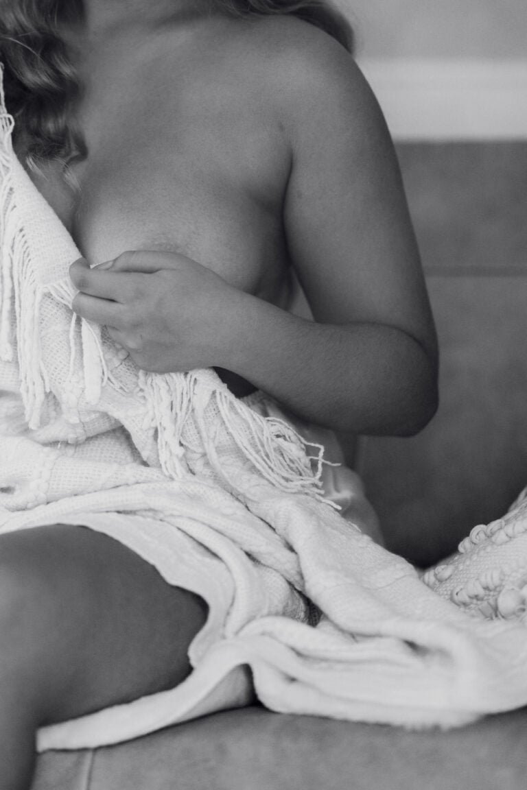 Close-up black and white boudoir portrait of a woman wrapped in a cream knit blanket, Massen Photography Luxembourg